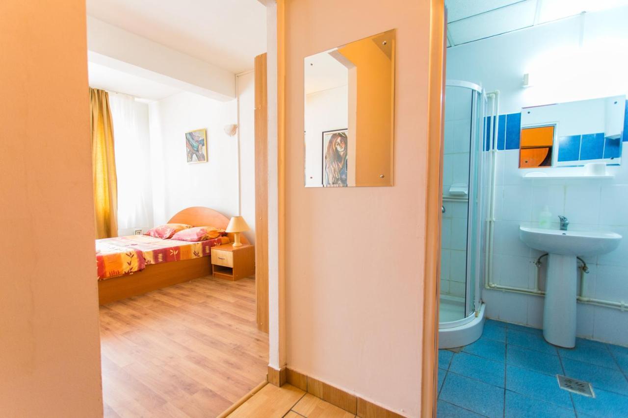 Hostel Horia Plopeni Eksteriør billede