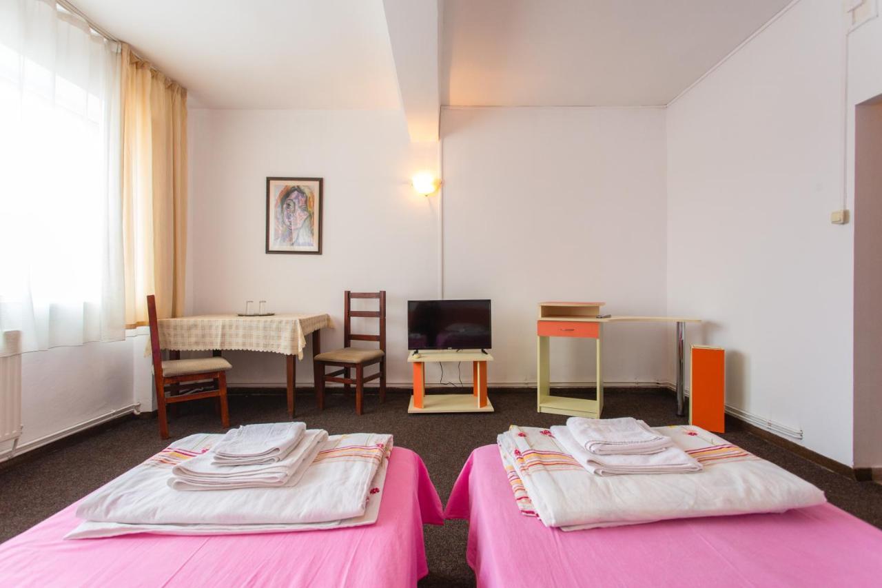 Hostel Horia Plopeni Eksteriør billede