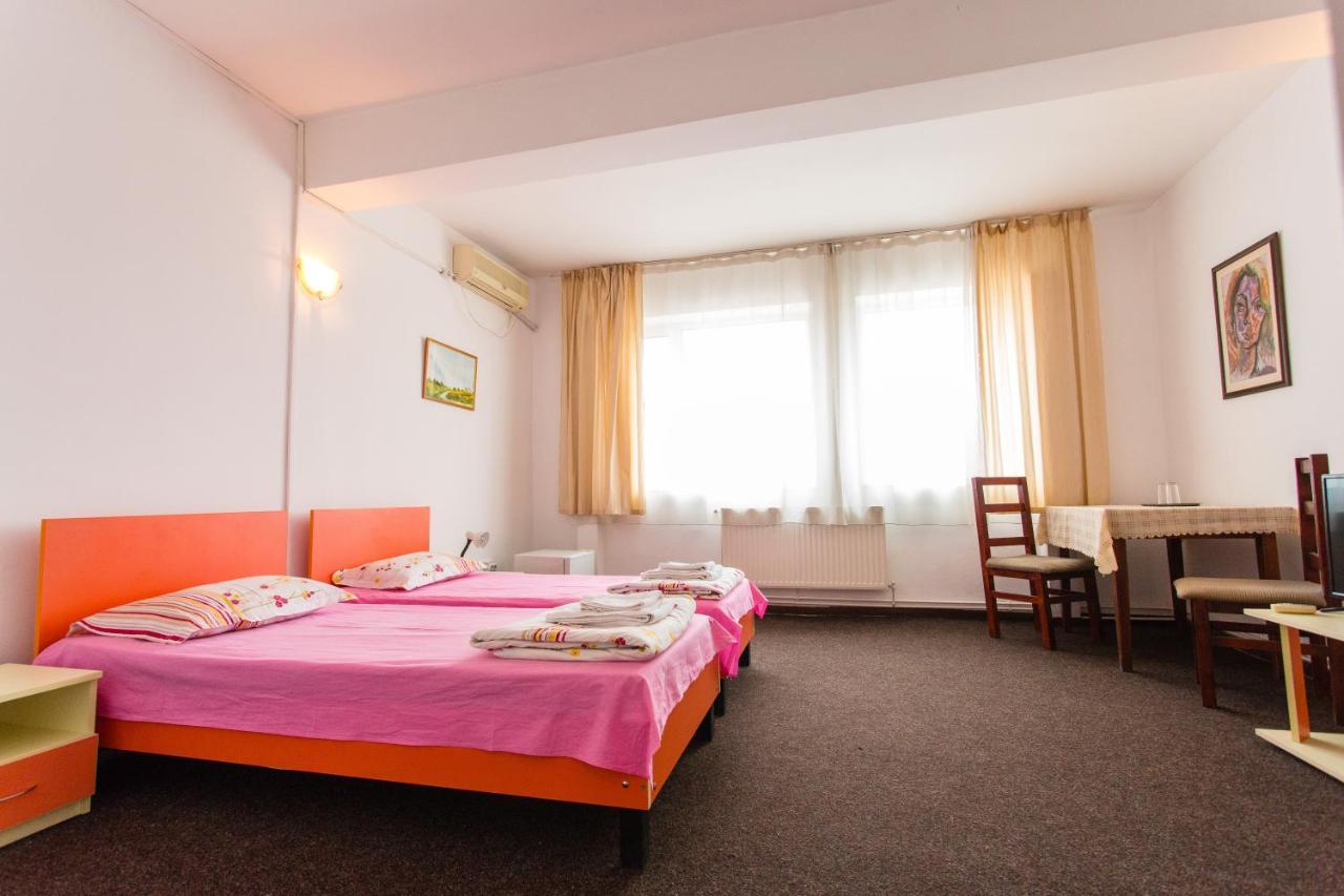 Hostel Horia Plopeni Eksteriør billede