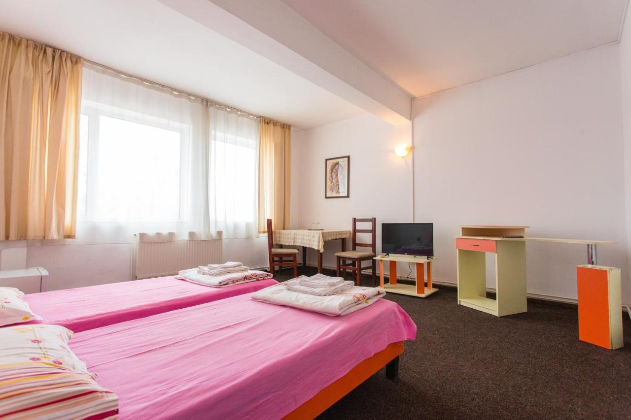 Hostel Horia Plopeni Eksteriør billede